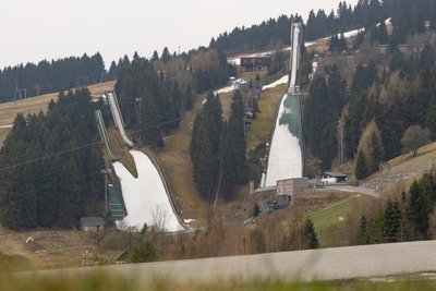 Der Schanzenkomplex gehört der Stadt Oberwiesenthal und wird auch von ihr betrieben. Die Schanzen stellen die Stadt vor immense Herausforderungen. So muss an der größten Anlage (r.) einiges erneuert werden.
