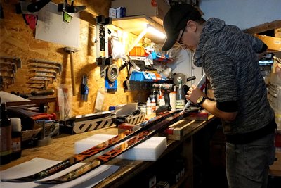 Werkstattleiter Patrick Polster beim Montieren der Bindung auf einem Aschberg-Ski.