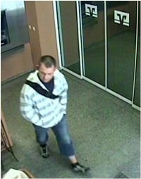 Die Polizei sucht diesen Mann. 