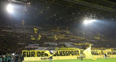 Einige "Fans" des BVB zeigten geschmacklose Plakate