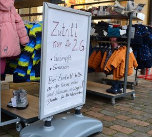 Einschränkungen aufgrund der Pandemie sorgen bei vielen Menschen für Frust. Das kann auch zu verbalen Übergriffen zum Beispiel gegenüber Verkäuferinnen oder Gastronomen führen. 