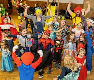 Ganz stark, was die SG Pfaffengrün für Kinder auf die Beine stellt: Ihr Kinderfasching ist der einzige reguläre im Treuener Land. 