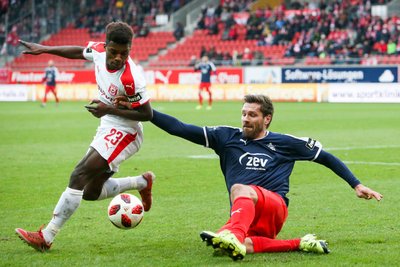 Braydon Marvin Manu und FSV-Routinier Ronny König im Zweikampf.