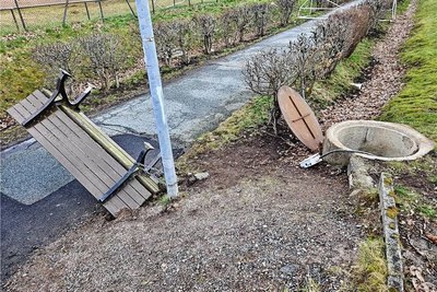 Am Sportplatz nahe der Marktpassage in Bad Schlema haben Vandalen gewütet.