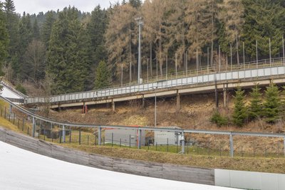 Der auf Stützen stehende Auslauf der K-95-Anlage war einst nur als Provisorium gedacht. Nun soll das Bauwerk ersetzt werden.