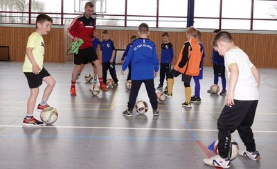 Lizenztrainer Daniel Röder (2. v. l.) bei einer Ballführungsübung mit den Kirchberger F-Junioren. 