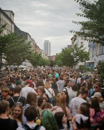 Ein seltenes Bild auf dem Brühl: Zur 2022er-Auflage des Kosmos ging auf dem den Rest des Jahres zumeist menschenleeren Chemnitzer Boulevard im Nordwesten der City kaum mehr ein Apfel zu Boden.  