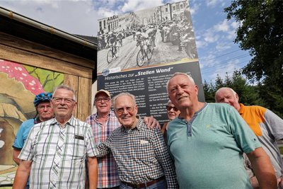 Sie haben zu seiner Patenbrigade gehört: Heinz Krämer (2. von links), Klaus Surau (3. von links) und Helmut Winkler (vorn rechts).
