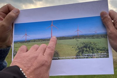 So hätte der Blick vom Neustädter Bezelberg mit den Windkraftanlagen aussehen können – nun ist das Thema vom Tisch.