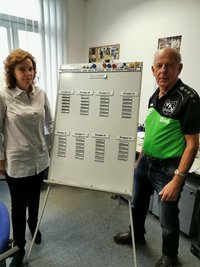 Kerstin Lohse, stv. "Freie Presse"-Geschäftsstellenleiterin Verlagsbezirk Vogtland, und Manfred Jahn, Vizepräsident des Vogtländischen Fußball-Verbands, bei der Auslosung in Plauen.