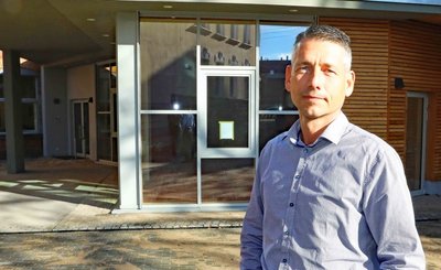 Schulleiter Jörg Oettler an seiner bisherigen Wirkungsstätte, dem Werdauer Humboldt-Gymnasium. Im neuen Jahr übernimmt er die Leitung des Chemnitzer Standorts des Landesamtes für Schule und Bildung. 