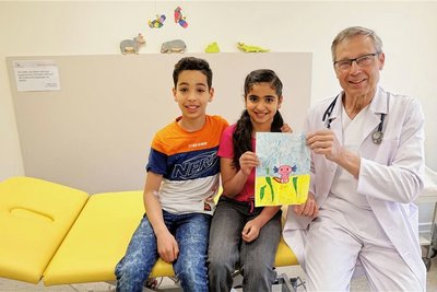 Yousef und Yasmin bedanken sich bei ihrem Arzt mit einem selbstgemalten Bild. Harry Sirb betreut die Geschwister schon seit eineinhalb Jahren. Beide leiden an Anämie, also Blutarmut. 