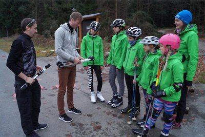 Bereits 2017 stellten Tim Tröschel und Patrick Polster (links) die ersten eigenen Skiroller den Nachwuchssportlern in Grünbach vor.