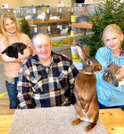 Andreas Fugmann freut sich über sein als vorzüglich bewertetes Hasenkaninchen. Umringt wird er von Nachwuchszüchtern des Zschorlauer Vereins. Auch Lena, Anna und Linneá (von links) räumten Höchstnoten ab. 