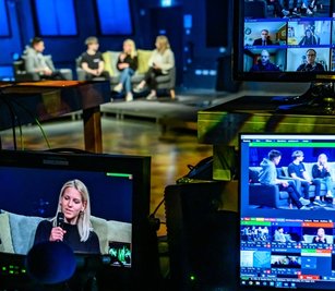 Hinter den Kulissen beim digitalen Hochschulinformationstag: Im neuenStudiengang Medientechnik liegt ein Schwerpunkt auf technischen Aspekten wie es sie für Live-Übertragungen braucht. 