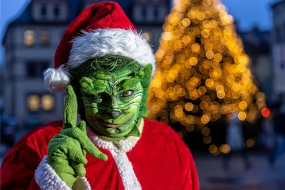 Dieses Jahr kommt nicht der Weihnachtsmann, sondern der Grinch zum Burgstädter Stadtadvent: Die Penigerin Sandy Géczi schlüpft in die Rolle der Fantasiefigur. Ihr Gesicht gestaltet sie mit Flüssiglatex und Körpermalfarbe, was Mimik zulässt.