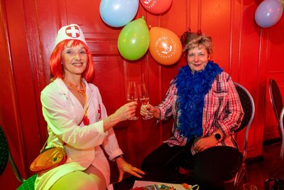 Angela Fischer (r.) und Petra Schmatz gehen schon seid über 10 Jahren zum Weiberfasching.