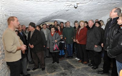 <p class="artikelinhalt">Bei der Führung von Ulrich Apitz (links) in den Kellergewölben des Schlosses. </p>