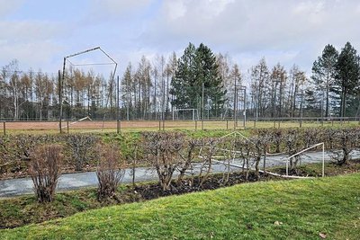 Ein Fußballtor (rechts im Bild) hievten die Täter über den Zaun und warfen es auf den Fußweg.