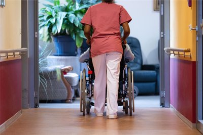 Gesundheitsminister Karl Lauterbach hat vor einem explosionsartigen Anstieg der Pflegefälle gewarnt. Die Folge: Bis 2034 fehlten voraussichtlich 500.000 Mitarbeiter in der Pflege.