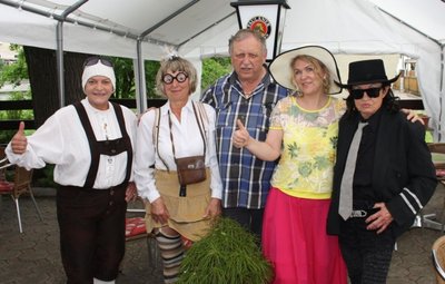 Die "Lustigen Schwestern" Carmen Haase als DJ Ötzi, Ester Brinsky als Bobbys Girl, Annette Haase-Müller als Veronika Fischer und Heidrun Weigel als Udo Lindenberg (von links) mit Rudolf "Acki" Ackermann (Mitte), der die Truppe aus Altenburg 1996 erstmals in die Region geholt hat.