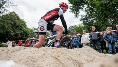 Manch einer bleibt hier sogar im Sattel: Auch durch einen Sandkasten müssen sich die Teilnehmer der "Straßenschlacht" wühlen.