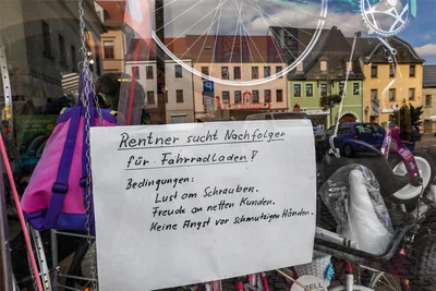 Mit diesem Zettel an der Ladentür sucht der Inhaber einen Nachfolger.