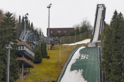 An der Normalschanze sollen auch der Mattenbelag des Aufsprunghangs und die Windnetze erneuert werden.