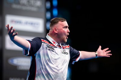 Der englische Darts-Star Luke Littler ist erstmals Team-Weltmeister.