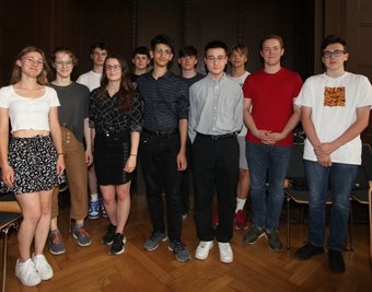 Schülerinnen und Schüler des Leistungskurses Geschichte haben dafür gesorgt, dass am Dienstag fünf Stolpersteine in Zwickau verlegt werden. Sie erwarten dazu Angehörige der betroffenen Familie. 