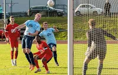 Effektiv: Motor-Joker Kevin Matthes, der hier per Kopf das Tor verfehlt, wurde vor dem Elfmeter zum 3:2 gefoult und traf selbst zum 4:2. 