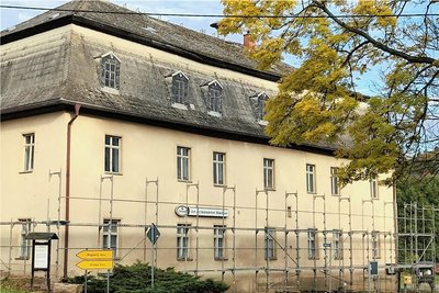 Am Rittergut Bösenbrunn läuft der Aufbau des Gerüsts. 
