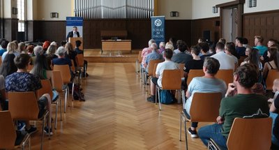 Stephan Kramer, Präsident des thüringischen Verfassungsschutzes, trat am Mittwoch mit Jugendlichen des Käthe-Kollwitz-Gymnasiums Zwickau in den Dialog. 