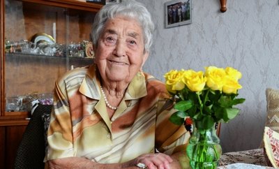 Unternehmungslustig ist Marianne Drabek mit 105 Jahren immer noch. Gerne würde sie mit jemandem mal wieder Halma oder Karten spielen. All ihre Bekannten von früher haben ihr hohes Alter nicht erreicht. 