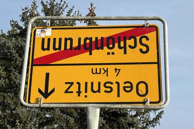 Auf den Kopf gedreht: Aus Protest sind in der Gemeinde Bösenbrunn Ortseingangstafeln umgedreht worden.