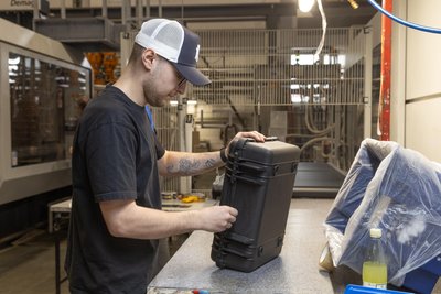 Die Produktion in Crottendorf soll weiter wachsen, 2025 bis zu 20 Beschäftigte dazu kommen. Im Bild: Mitarbeiter Tadeas Bergner.