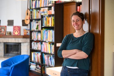 Isabel Weber ist Vereinsvorsitzende. Die Räume wirken wie ein Zuhause, inklusive Kamin und großem Bücherregal.