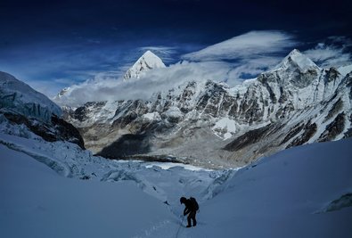 Ein Bergsteiger klettert zum Everest-Basislager ab. (Foto Archiv)