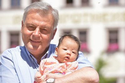 Oberbürgermeister Bernd-Erwin Schramm (parteilos) mit der kleinen Berg.