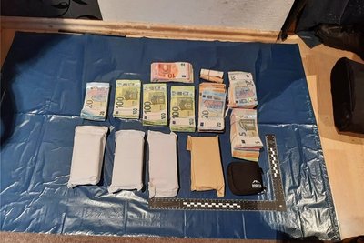 Bei der Durchsuchung der Wohnung des Angeklagten im November vergangenen Jahres wurden größere Mengen Drogen und Bargeld sichergestellt.