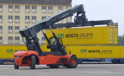 Am Terminal Osnabrück werden die Nosta-Container auf die Schiene gebracht und rollen bis Dresden. Das letzte Stück führt über die Straße bis Weißenborn.