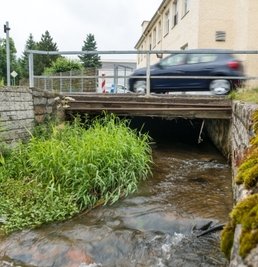 Die Brücke über den Mortelbach auf der Dorfstraße in Heidersdorf muss dringend gebaut werden. 