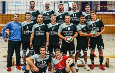 Die Volleyballer des VfL Wildenfels. Hinten von links: Martin Wolfgang, Ruben Langer, Daniel Schmidt, Markus Heinze, Marcel Mischner. Mitte von links: Ronny Ficker, Elias Schettler, Jonny Freiberger, Marten Fenske, Robby Weißflog, Azhar Abbas, Eduard Köhler. Vorn von links: Marcel Ehrler, Christopher Kunz. Es fehlen: Andy Keller und Daniel Hennig. 