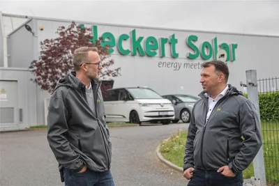 Vetriebschef Uwe Krautwurst (rechts) im Gespräch mit Werksleiter Michael Kirsch vor den Produktionshallen in Chemnitz.
