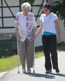 Zweimal pro Woche wird Juliane Funke (links) von Physiotherapeutin Madleen Hugel besucht, die ihr beim Laufen und motorischen Übungen hilft. In einer Selbsthilfegruppe will die 81-Jährige Gleichgesinnte treffen.