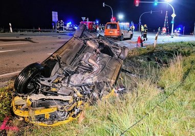 Nach der Kollision blieb der VW Caddy auf der Straße stehen, der Mercedes blieb auf dem Dach neben der Straße liegen. 