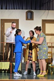 Michael Ullmann (hinten oben) ist Vereinschef der Hormersdorfer Mundarttheaterleute.