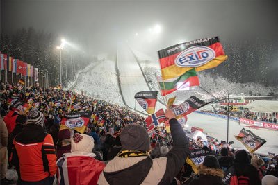 Blick in die Vogtland Arena in Klingenthal: In den Auslauf der Schanze kommt eine mobile Eisfläche.