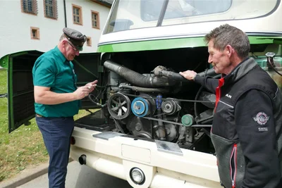 Zwei Experten unter sich: Der den Bus lenkende Sven Mischke (links) und der ehemalige Busfahrer Jochen Riemann aus Apolda werfen einen Blick auf den Ikarus-Motor.