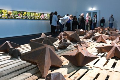 „Firmament II“ mit gusseisernen Sternen von Stephan Huber und Raimund Kummer.